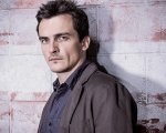 Rupert Friend e Jack Reynor nel cast della serie CBS Strange Angel