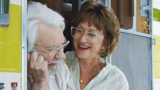 In viaggio contromano: Helen Mirren e Donald Sutherland in una scena