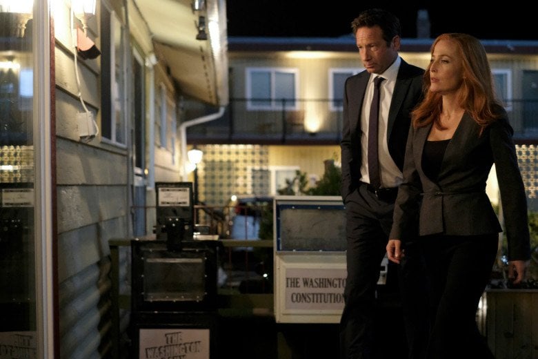 x-Files: Gillian Anderson insieme a David Duchovny in una scena dell'episodio 'Doppioni'