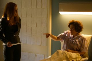 x-Files: Gillian Anderson in una scena dell'episodio "Doppioni"