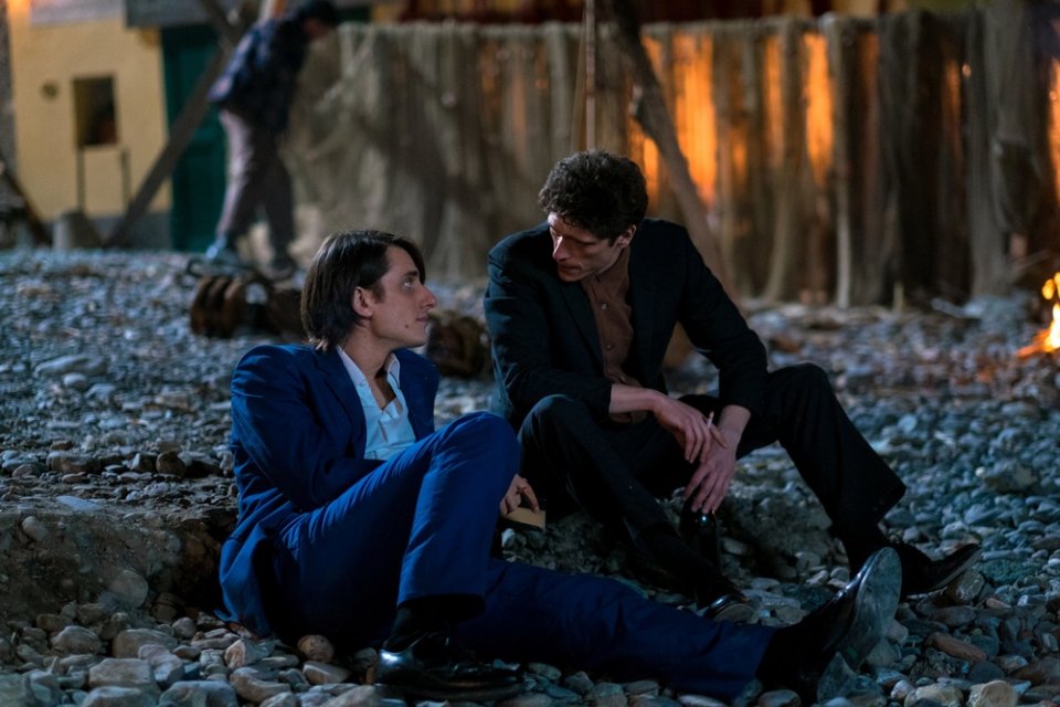 Fabrizio De André - Principe Libero: Luca Marinelli e Matteo Martari in una scena del film