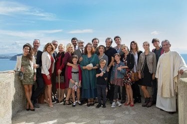 A casa tutti bene: l'intero cast principale in un'immagine promozionale