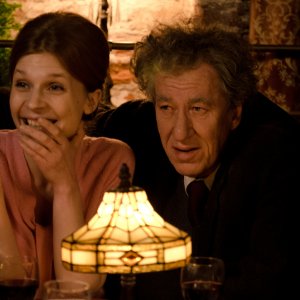 Final Portrait - L'arte di essere amici: Geoffrey Rush e Clémence Poésy in una scena del film