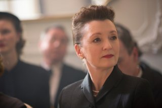 Il filo nascosto: Lesley Manville in un momento del film