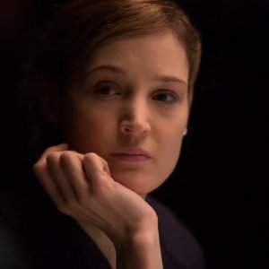 Il filo nascosto: Vicky Krieps in una scena del film