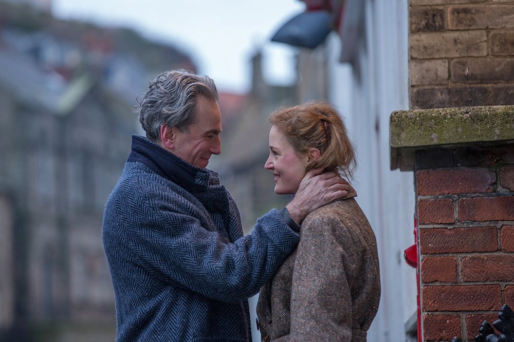 Daniel Day-Lewis e Vicky Krieps in una scena de Il filo nascosto