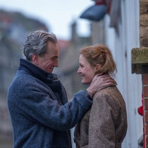 Il filo nascosto: Daniel Day-Lewis e Vicky Krieps in un momento del film