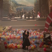 Il filo nascosto: Daniel Day-Lewis e Vicky Krieps in un'immagine del film