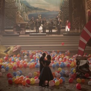 Il filo nascosto: Daniel Day-Lewis e Vicky Krieps in un'immagine del film