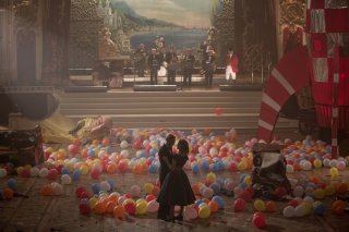 Il filo nascosto: Daniel Day-Lewis e Vicky Krieps in un'immagine del film