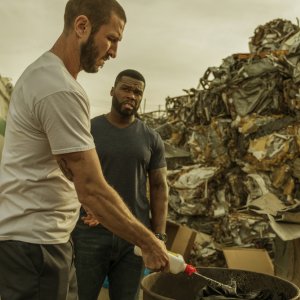 Nella tana dei lupi: Pablo Schreiber e 50 Cent in una scena del film