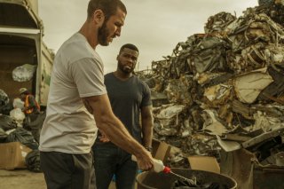 Nella tana dei lupi: Pablo Schreiber e 50 Cent in una scena del film
