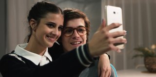 Sconnessi: Benedetta Porcaroli e Lorenzo Zurzolo in una scena del film