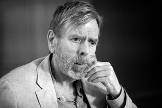The Party: Timothy Spall in una scena del film