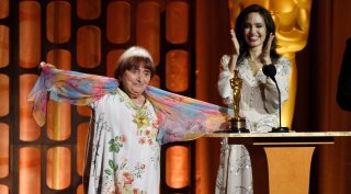 Una foto che ritrae Agnès Varda e, sullo sfondo, Angelina Jolie