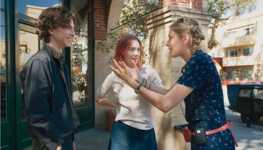 Lady Bird: Greta Gerwig with Saoirse Ronan and Timothée Chalamet on the set of the film