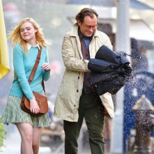 A Rainy Day in New York: Elle Fanning e Jude Law in una scena