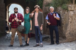 Puoi baciare lo sposo: Salvatore Esposito, Diana Del Bufalo, Cristiano Caccamo e Dino Abbrescia in una scena del film