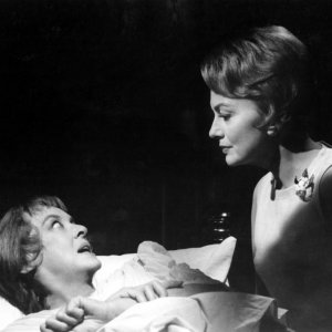 Piano... piano dolce Carlotta: Bette Davis e Olivia de Havilland in una scena del film