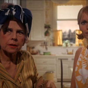 Rosemary's baby - Nastro rosso a New York: Ruth Gordon e Mia Farrow in una scena del film