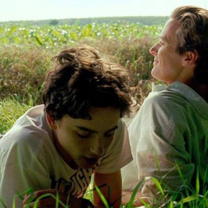 Chiamami col tuo nome, Armie Hammer con Timothée Chalamet in una scena.