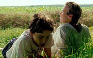 Chiamami col tuo nome, Armie Hammer con Timothée Chalamet in una scena.