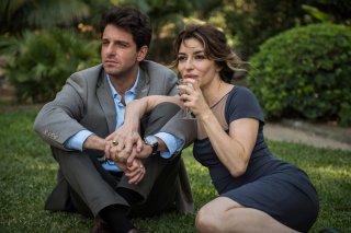 A casa tutti bene: Sabrina Impacciatore e Giampaolo Morelli in una scena del film