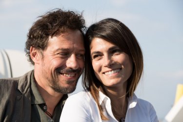 A casa tutti bene: Stefano Accorsi e Valeria Solarino in una scena del film