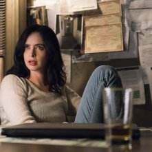 Jessica Jones 2: Krysten Ritter alla scrivania