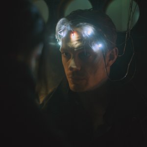 Altered Carbon: una scena della serie targata Netflix