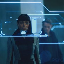 Altered Carbon: Tamara Taylor in una scena