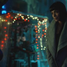 Altered Carbon: una scena con Tamara Taylor
