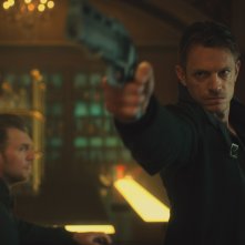 Altered Carbon: Joel Kinnaman in una scena