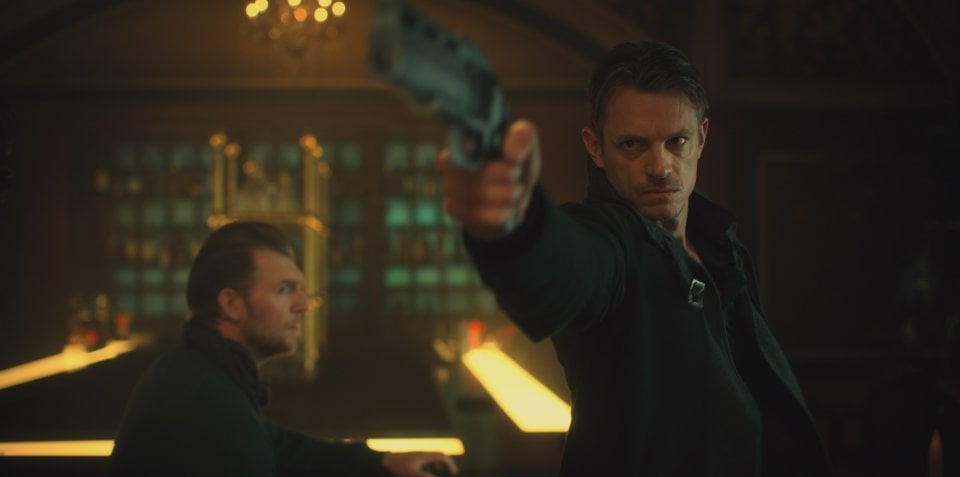 Altered Carbon: Joel Kinnaman in una scena