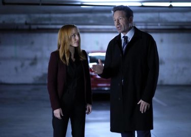 X-Files: Gillian Anderson e David Duchovny  in una scena dell'episodio L'effetto Mandela