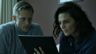 Absentia: Stana Katic in una scena della serie