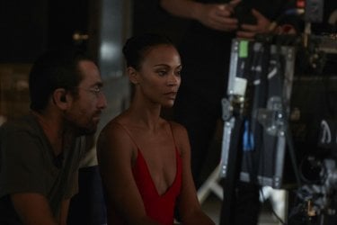 images/2018/02/01/zoe_saldana_behind_the_scenes_2.jpg