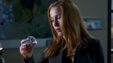 X-Files: una scena con Gillian Anderson nell'episodio Ghouli