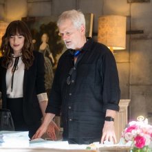 Cinquanta sfumature di rosso: Dakota Johnson e il regista James Foley sul set del film