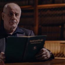 Hitler contro Picasso e gli altri: il narratore Toni Servillo in una scena del documentario