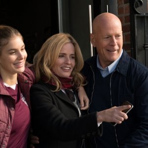 Il giustiziere della notte: Elisabeth Shue, Bruce Willis e Camila Morrone in una scena del film