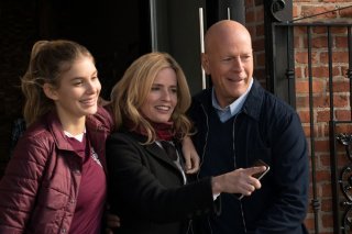 Il giustiziere della notte: Elisabeth Shue, Bruce Willis e Camila Morrone in una scena del film