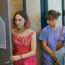 Lady Bird: Saoirse Ronan e Laurie Metcalf in una scena del film