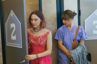 Lady Bird: Saoirse Ronan e Laurie Metcalf in una scena del film