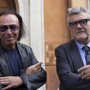 Pertini - Il combattente: Giancarlo De Cataldo con Antonello Venditti in un'immagine promozionale del documentario