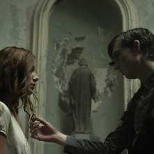 The Lodgers - Non infrangere le regole: Charlotte Vega e Bill Milner in una scena del film