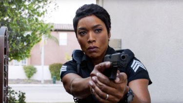 9-1-1: Angela Bassett in una foto della serie