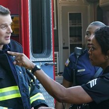 9-1-1-: una foto di Peter Krause e Angela Bassett