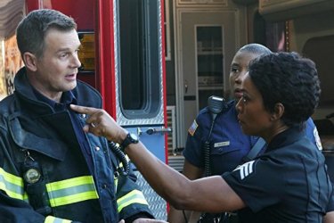 9-1-1-: una foto di Peter Krause e Angela Bassett