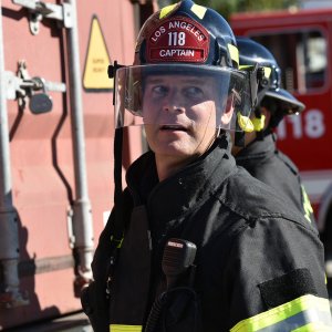 9-1-1: Peter Krause in una foto della serie